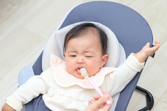 離乳食を嫌がる赤ちゃんのイメージ
