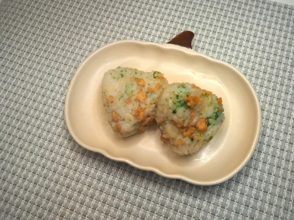青のり香る!鶏そぼろおにぎり