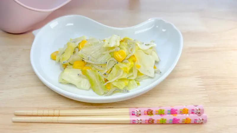 \カルシウム補給に/キャベツとコーンのしらすバター