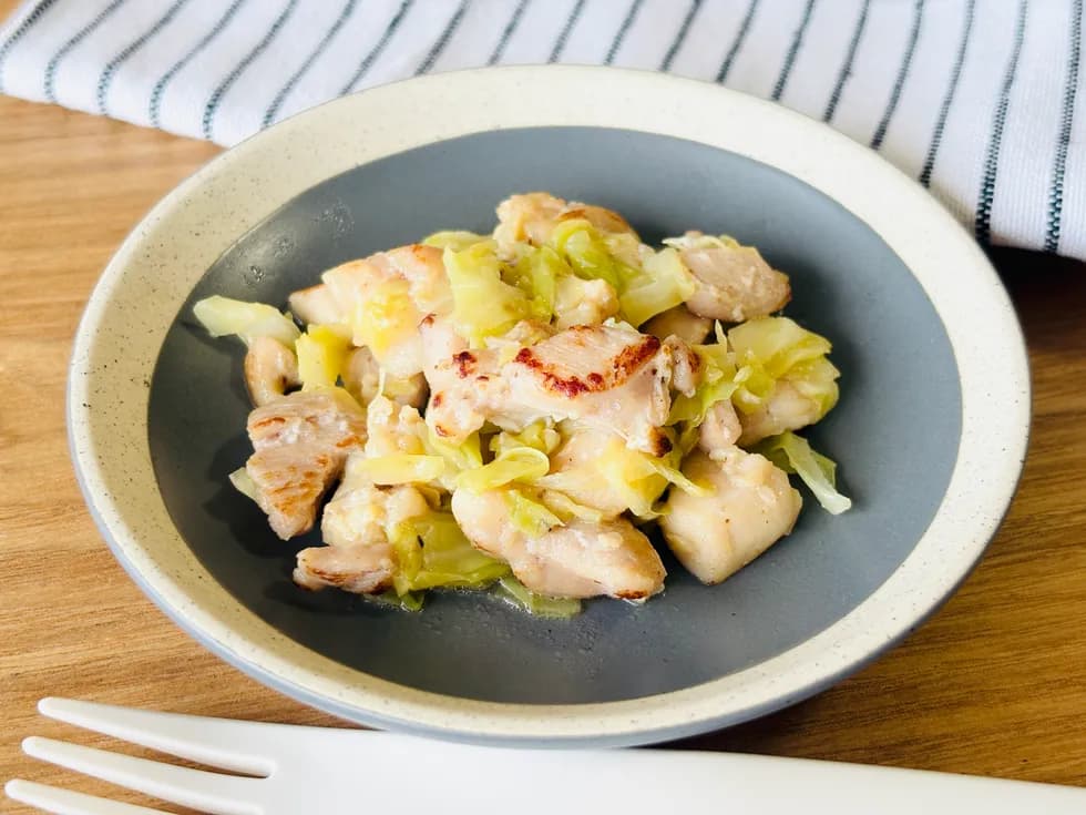 鶏もも肉とキャベツの塩麹炒め