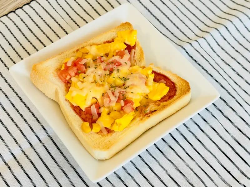 【朝ごはん】コーンと卵のピザ風トースト