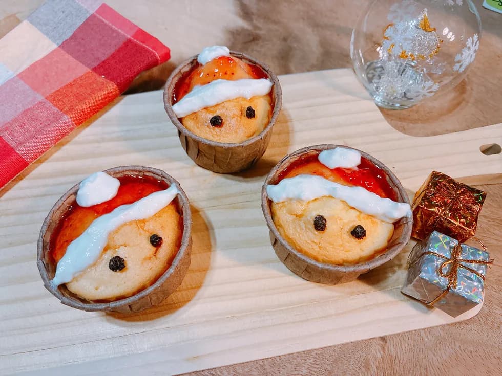 サンタのふわふわカップケーキ