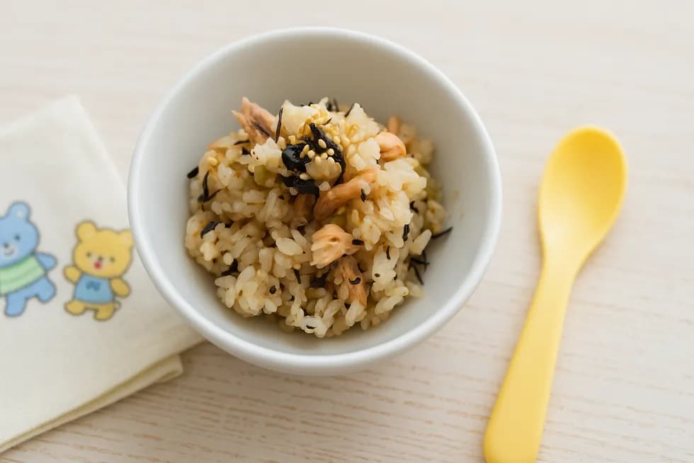 \骨取り鮭で簡単!/鮭とひじきの炊き込みごはん