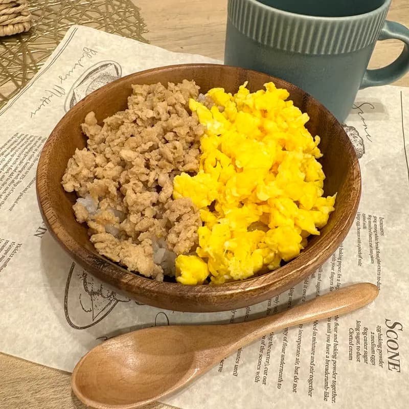 二色そぼろごはん