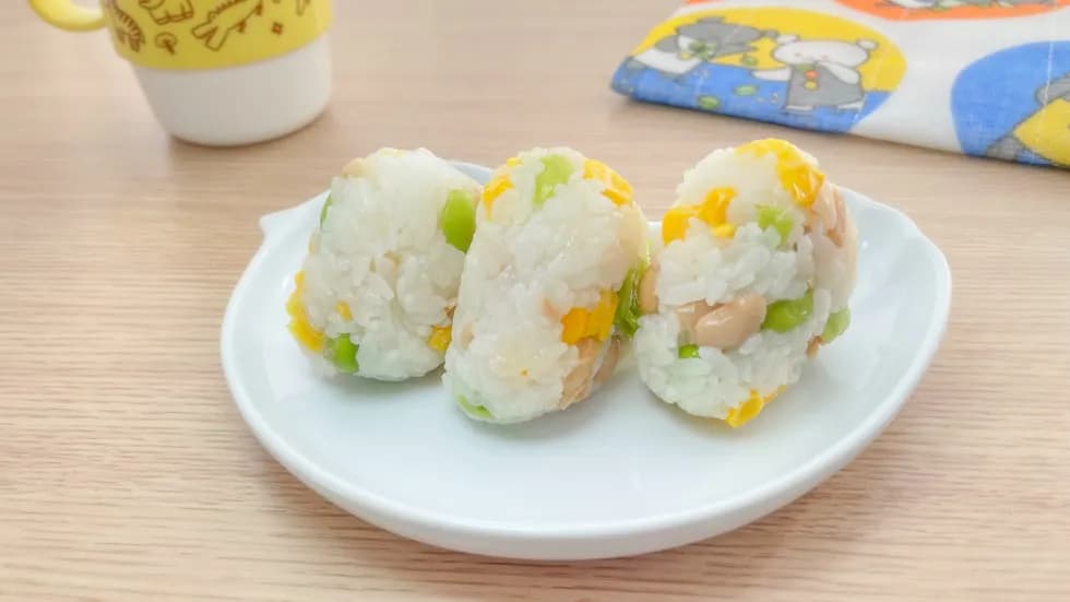 \彩りが可愛い♡/豆とコーンのころころおにぎり