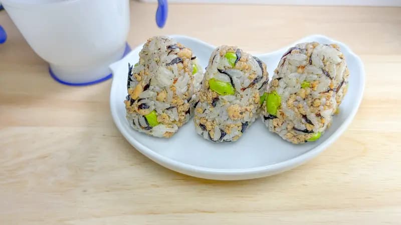 \体づくり×おなかケア/枝豆ひじきのそぼろおにぎり