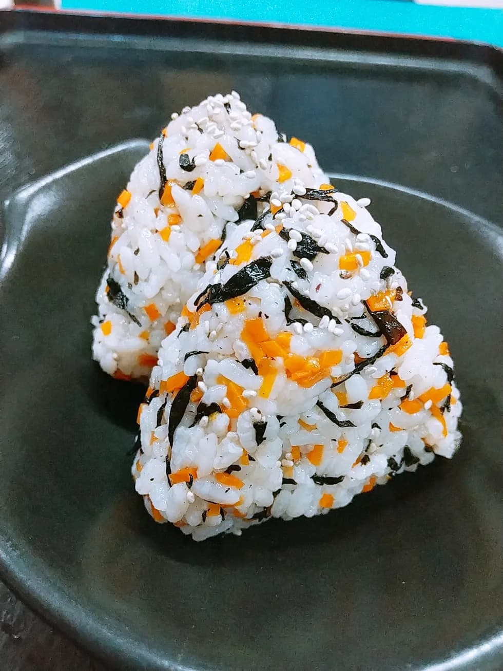 レンジで簡単!ひじきとにんじんのまぜごはんおにぎり
