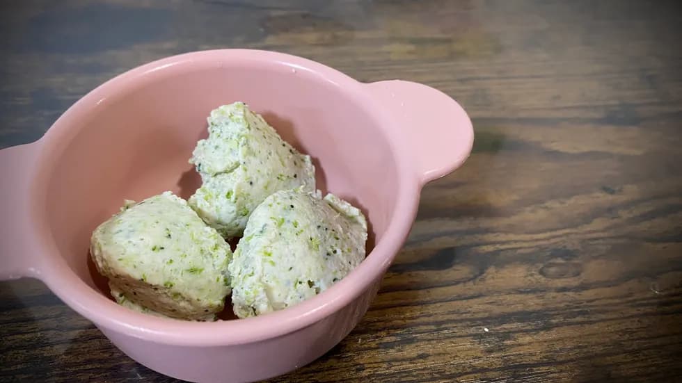 楽しくつかみ食べ!ささみブロッコリーだんご