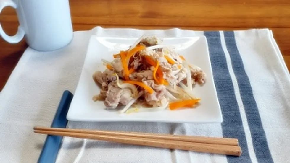 豚肉ともやしとにんじんのフライパン蒸し