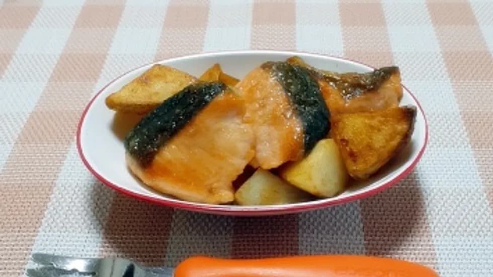 皮までおいしい♪鮭とじゃがいものバター醤油炒め