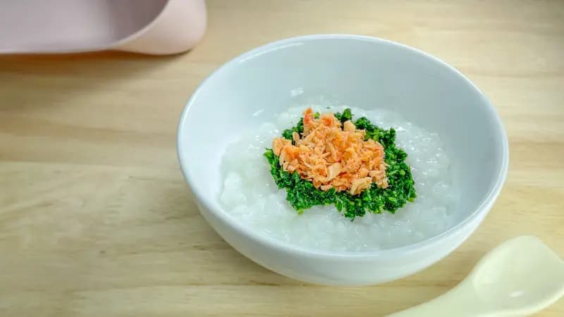 鮭フレークで簡単!鮭とほうれんそうのおかゆ