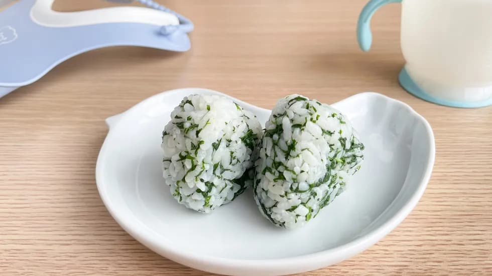 \ふわっと香り豊か♪/にんじんの葉おにぎり