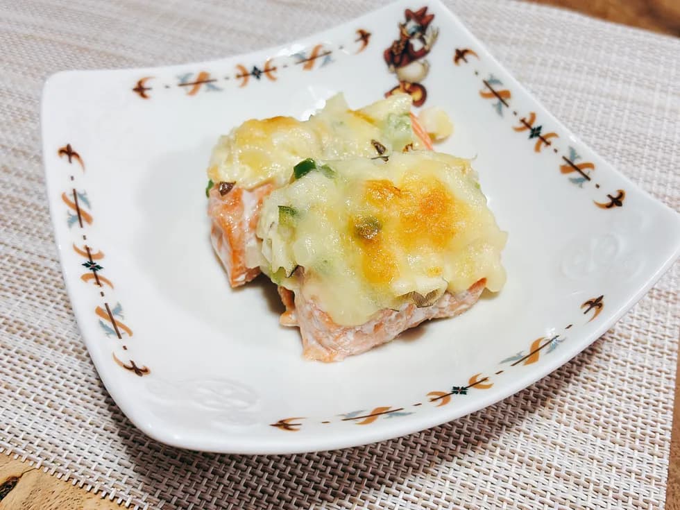 鮭の野菜タルタル風チーズ焼き