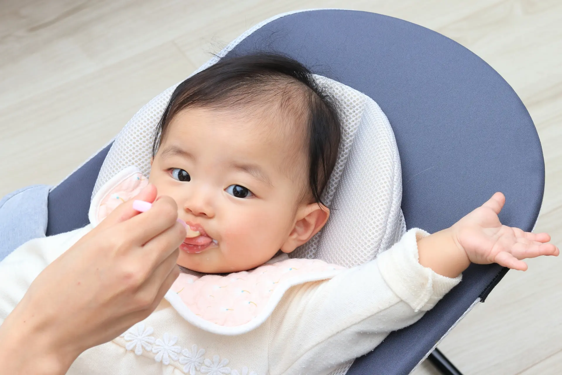 離乳食を食べる赤ちゃんのイメージ