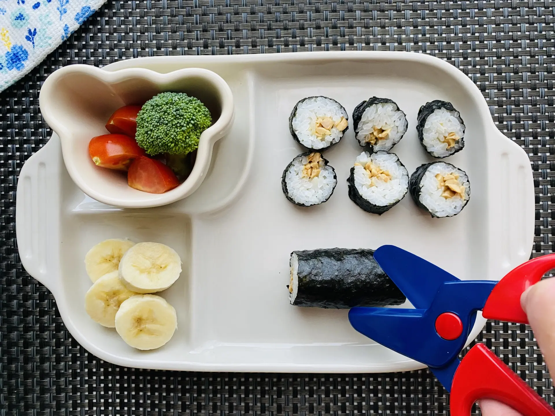 幼児食を食べる子どものイメージ